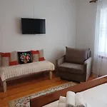 아파트 Eniguesthouse Gjirokastër