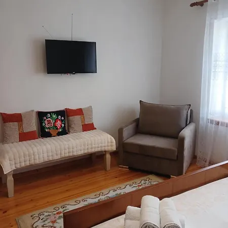 Lägenhet Eniguesthouse Gjirokastër